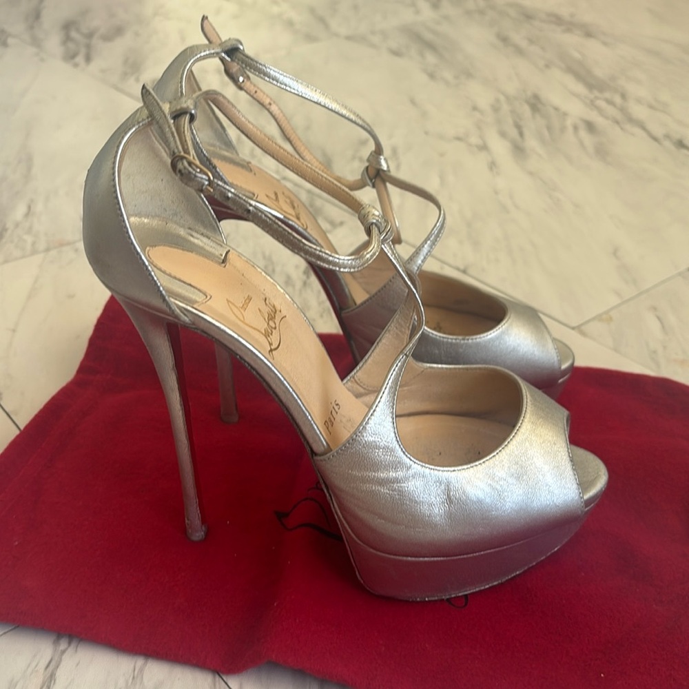 Metallic Silver Loubs!🔥❤️